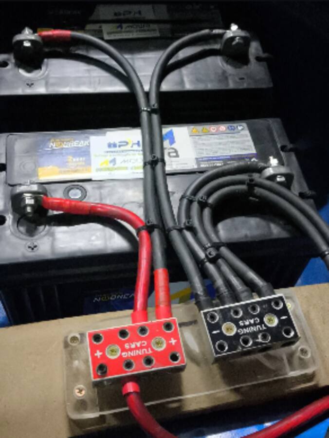 Carro azul com porta-malas de som montado