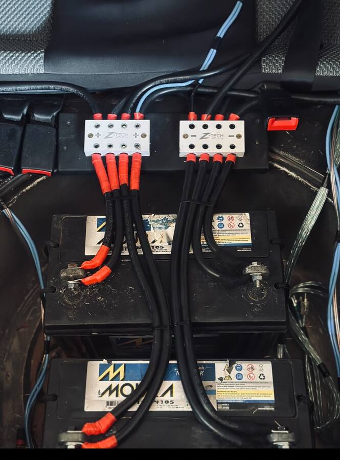 Distribuidores de energia Z-Tech instalados nas baterias