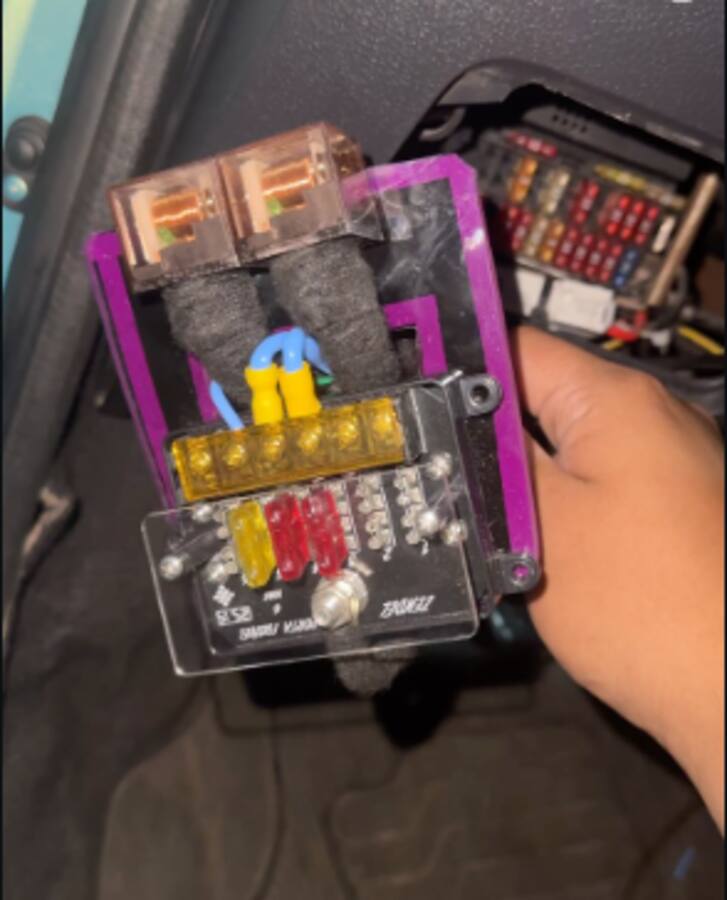 Volkswagen Gol com portas abertas mostrando os subwoofers